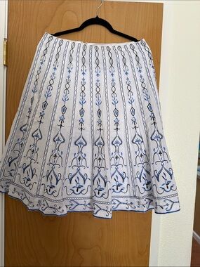 Tahari White Skirt with Blue Embroidered Motif